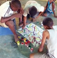 chicos pintan el Mural en La Guairita por Centro Madre y Prout